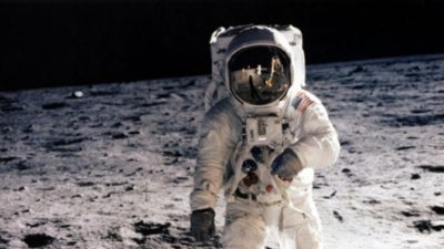 Imágenes De Astronautas En La Luna de frente